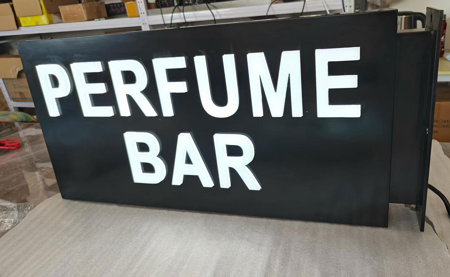 Light Box Sign PerfumeBar_Lightbox3